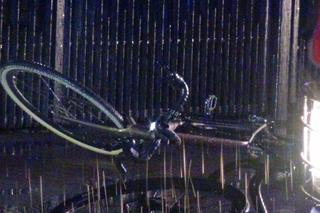 Tragedia pod PIasecznem. Wjechał autem w rowerzystów. Jeden nie żyje, kierowca uciekł