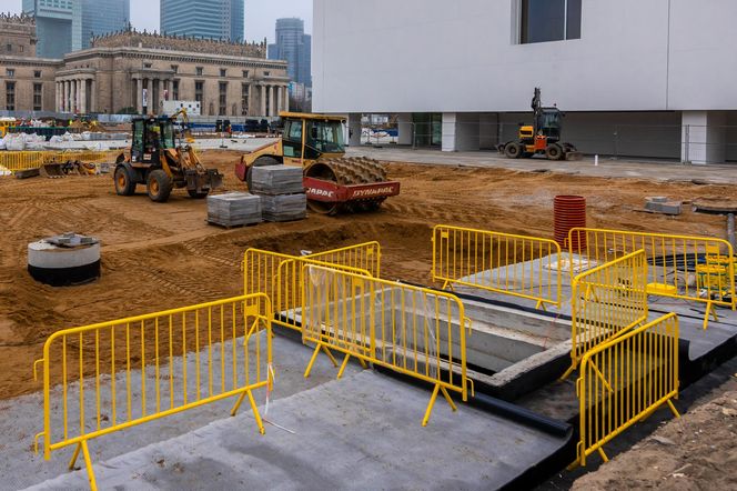 Trwa przebudowa części dawnego Placu Defilad w plac Centralny