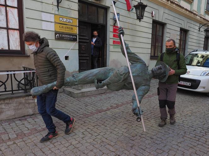 Sztukmistrz z Lublina już na swoim miejscy. Małpka też. Rzeźbę balansującą na linie nad Starym Miastem pod koniec stycznia obalił śnieg