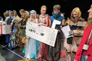 Leszno: młodzi projektanci zachwycili w Teatrze Miejskim. Paulina Irzuth zwyciężczynią „Szmaragdowego Guzika”