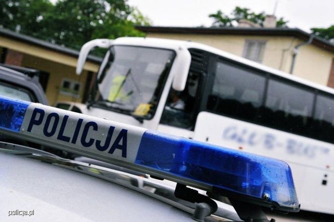 By dzieci mogły bezpiecznie dotrzeć do celu policjanci kontrolują autokary