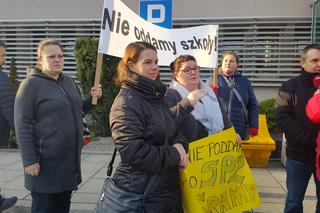 Protest w obronie szkół przed Urzędem Miasta w Jaworznie 