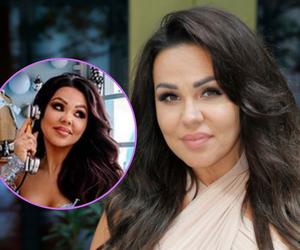 Sesja świąteczna Sylwii Bomby w budce telefonicznej. Celebrytka kusi w błękitnej mini