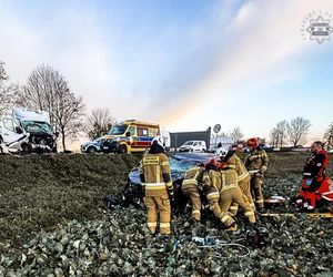 Groźny wypadek w powiecie pszczyńskim. Samochód osobowy zderzył się z ciężarówką. Lądował śmigłowiec LPR