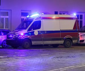 Wyprzedzali pogotowie, 19-letni pasażer nie żyje. Sprawcę znaleziono 12 kilometrów dalej