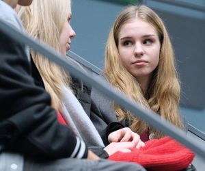 M jak miłość odc. 1855. Grzesiek (Borys Wiciński), Sara (Nadia Smyczek), Lenka (Olga Cybińska)