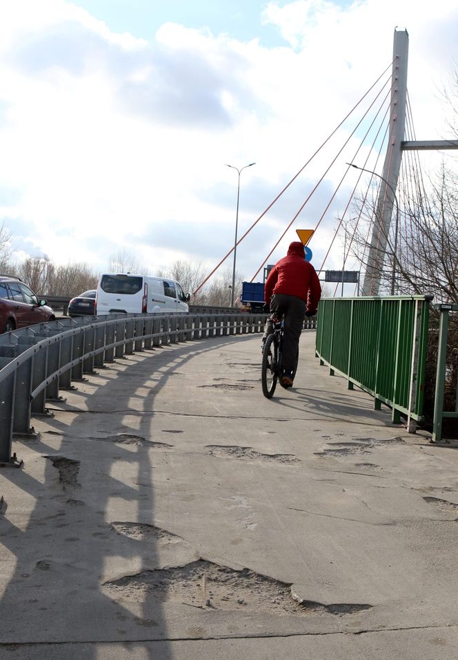 Ścieżka rowerowa na moście Siekierkowskim (luty 2025)