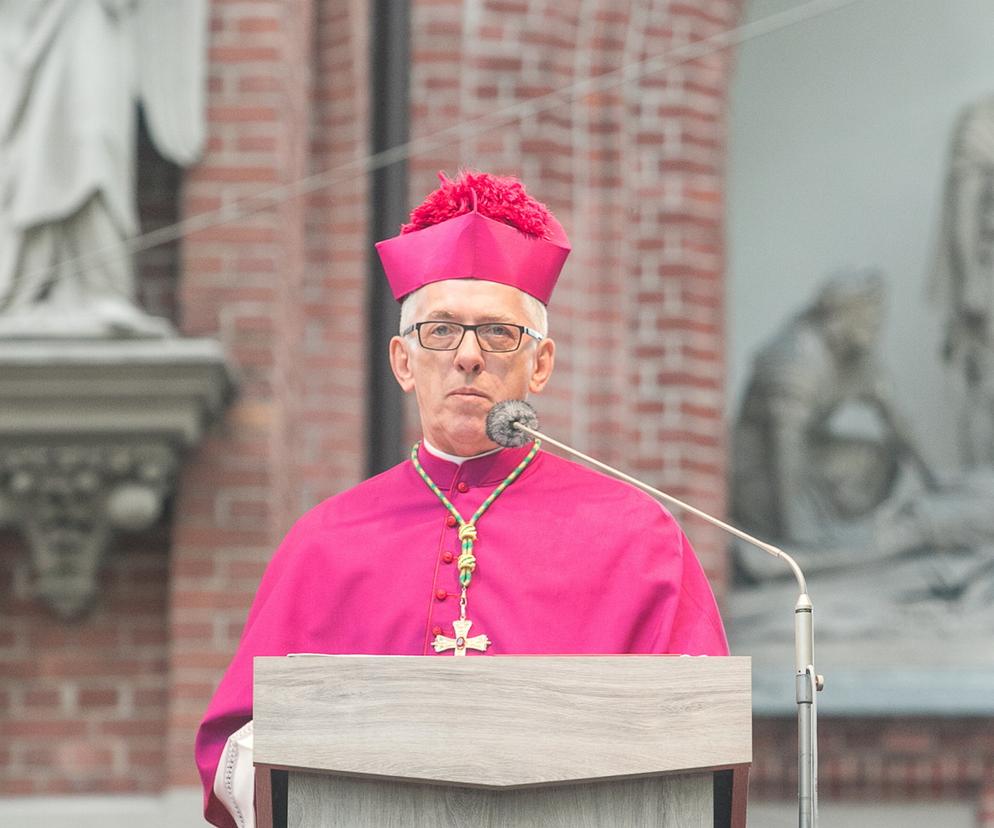 Abp. Skworc odwołał huczne urodziny. Metropolita katowicki tuszował pedofilię w kościele