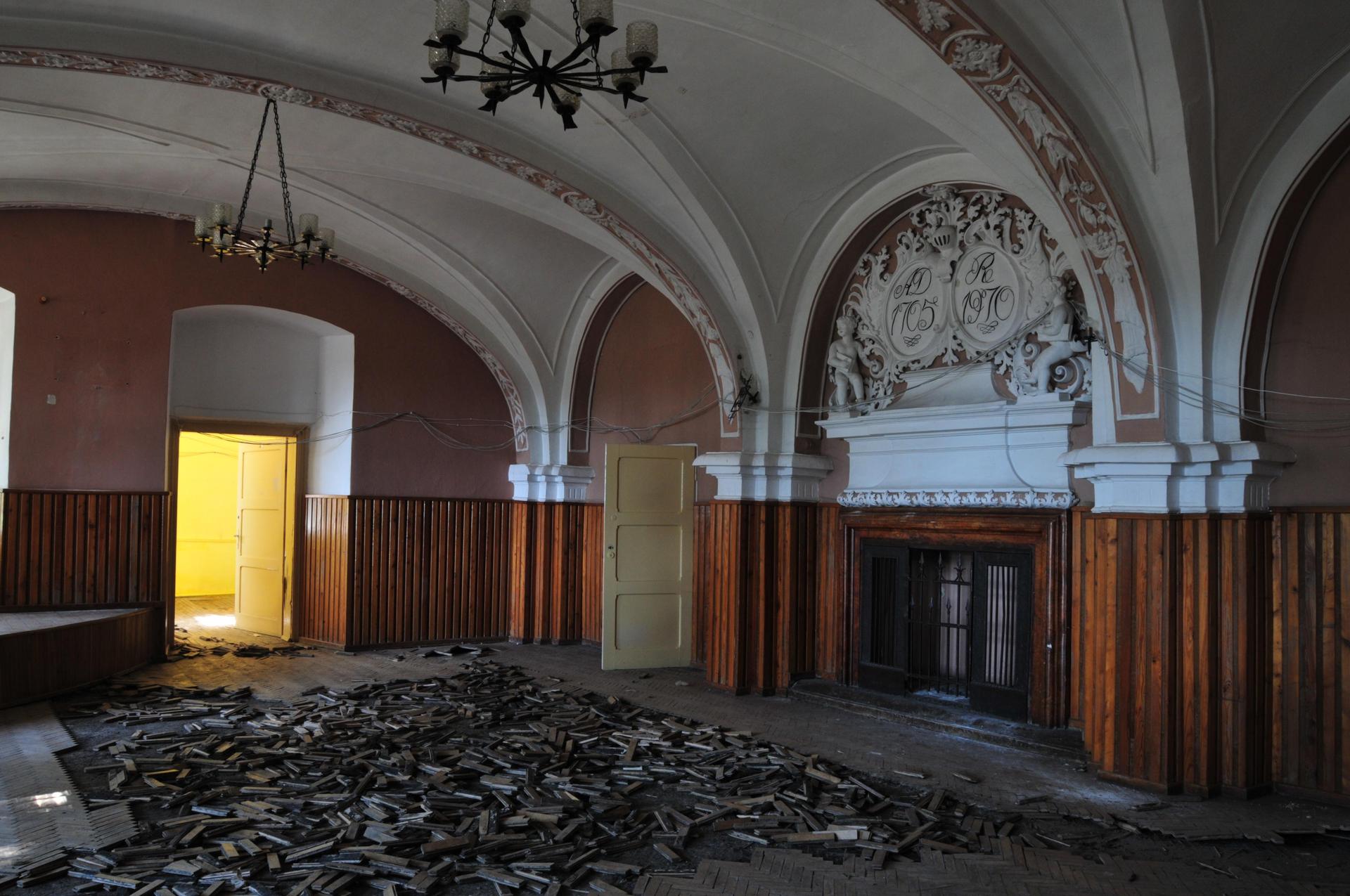 Pałac Sobieszów przed remontem – sala kominkowa