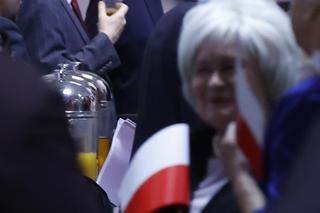 Skromny poczęstunek w PiS. Tym karmili na wieczorze wyborczym