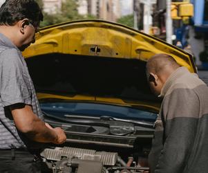 Mechanik przy samochodzie