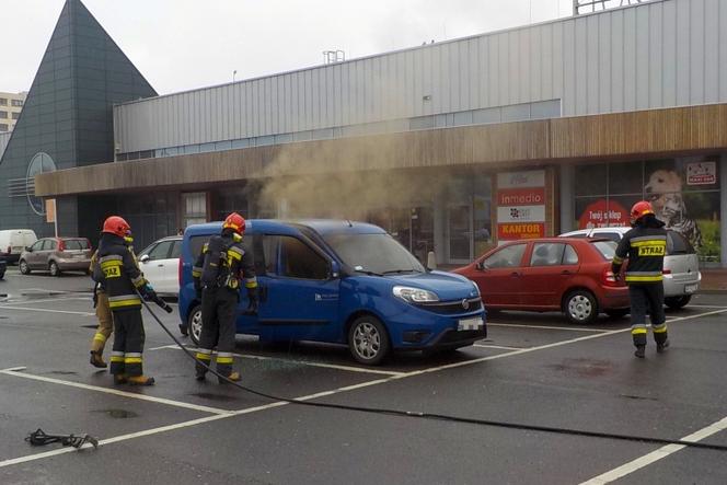 Bemowo: poszedł na zakupy, a na parkingu zostawił... płonące auto! Nietypowa akcja w stolicy