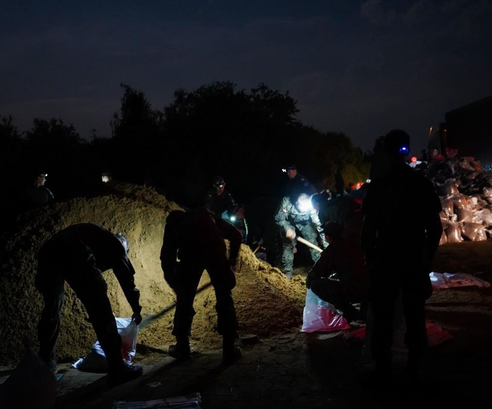 Fala kulminacyjna we Wrocławiu. Trwa uszczelnianie wałów. Nocna obrona miasta przed wielką wodą