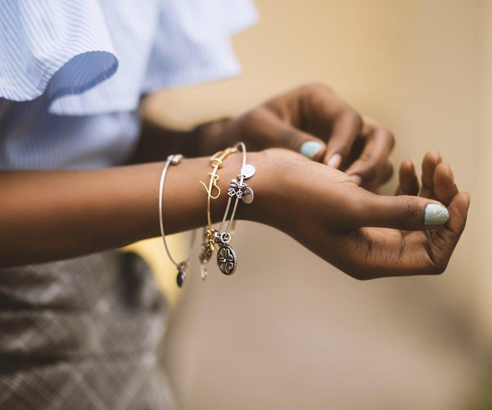 Biżuteria dla nastolatki – co wybrać?