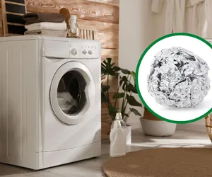 Wrzuć do pralki kilka kulek z folii aluminiowej. Zastąpią popularny detergent