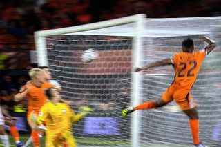 Holandia – Polska: Łukasz Skorupski minął się z piłką. Gorzki początek debiutu Jana Urbana [WIDEO]