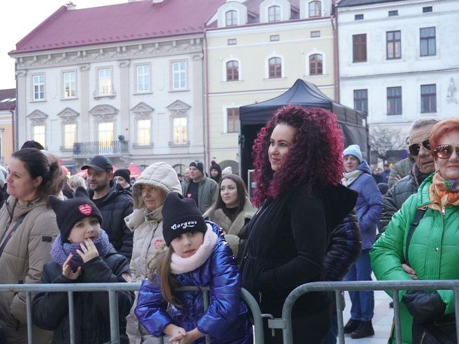 Na rynku w Tarnowie trwa koncert 33. Finału Wielkiej Orkiestry Świątecznej Pomocy. Tak bawią się mieszkańcy miasta