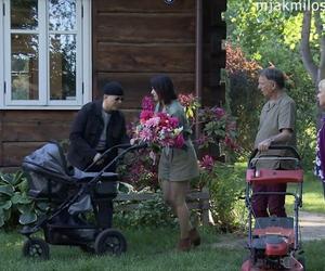 M jak miłość. Patrycja (Alżbeta Lenska), Leon (Dariusz Toczek), Kisielowa (Małgorzata Rożniatowska)