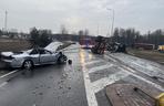 Groźny wypadek na DK 11 niedaleko Środy Wielkopolskiej. Drewno wypadło na jezdnię i zmiażdżyło auta 