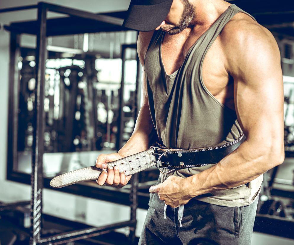 Pas do ćwiczeń pomaga, ale tylko podczas wykonywania powtórzeń z dużym obciążeniem i przy próbach bicia własnych rekordów.