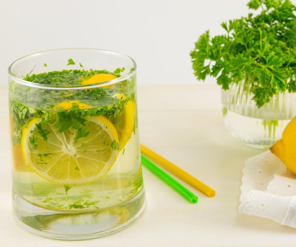 Każdy powinien spróbować tej zielonej lemoniady. Idealnie orzeźwia w ciepłe dni