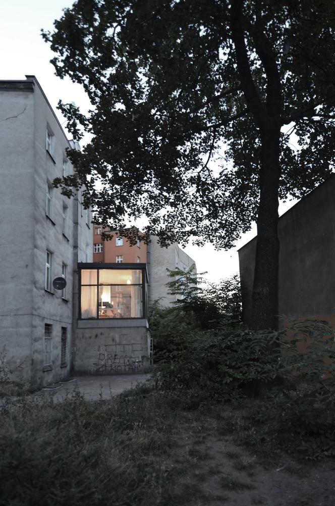 Wejście od podwórza. Nietypowe mieszkanie we Wrocławiu