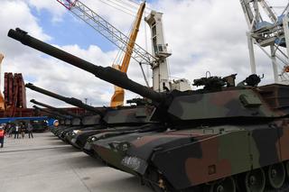 Pierwsze 14 czołgów Abrams jest rozładowywanych w porcie w Szczecinie