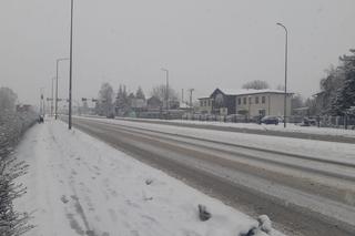 Drogowy armagedon w Tarnowie. Ciężarówki nie dają rady poruszać się po zaśnieżonych drogach i blokują ruch