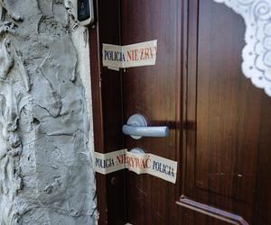 Makabryczna zbrodnia w Czernikach. Przed domem grozy płoną trzy znicze