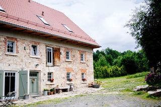 Kupili dom z kamienia i drzwiami donikąd. To było przejście do nowego życia