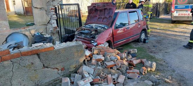 Pijany w sztok prowadził auto. Swoją podróż skończył na ścianie budynku!