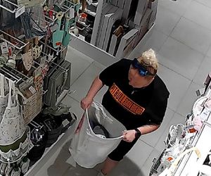 Zuchwała kradzież w Zabrzu. Kradli, patrząc prosto w kamery. Policja publikuje ich wizerunki