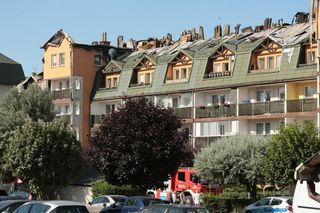  Zniszczenia bloku mieszkalnego po pożarze w Ząbkach