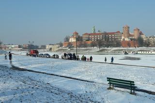 Kraków: Nie udało się uratować mężczyzny, który wpadł do lodowatej Wisły [WIDEO]