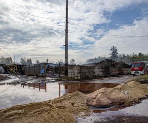 Rzeka Brynica zanieczyszczona chemikaliami z pożaru w Siemianowicach. Mieszkańcy skarżą się na odór