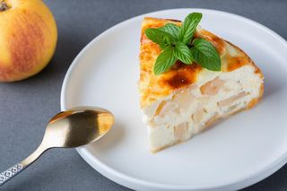 Ten stary przepis z Kresów wciąż zachwyca. Ciasto z jabłkami, twarogiem i ziemniakami