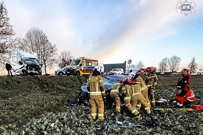 Groźny wypadek w powiecie pszczyńskim. Samochód osobowy zderzył się z ciężarówką. Lądował śmigłowiec LPR