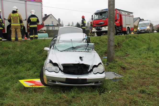 Golanka. Mercedes wypadł z drogi i uderzył w słup energetyczny