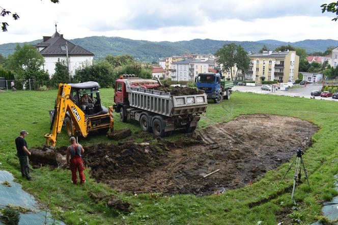 W Sanoku budują miniskatepark. Nowa atrakcja powstaje w centrum miasta [ZDJĘCIA]