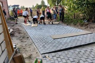 Koła Gospodyń Wiejskich Rumianki. Kobiety wybrukowały całą wieś. Proboszcz zapewnił materiały