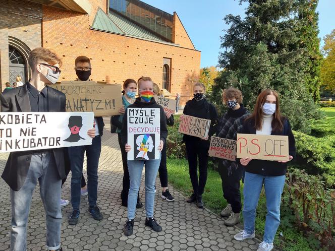 Protest pod kościołem św. Antoniego w Lesznie