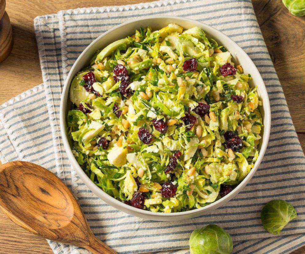 witaminowa sałatka z brukselki