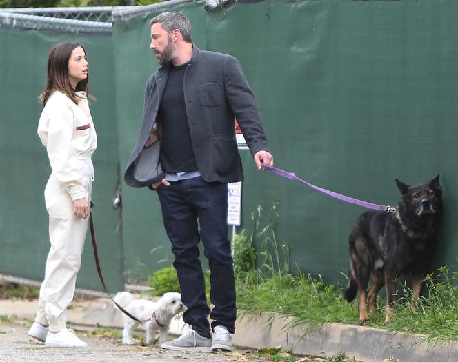 Ben Affleck i Ana de Armas na spacerze z psami