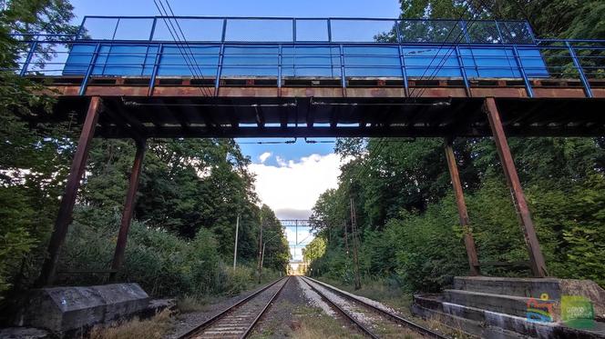Tak wygląda wysłużona kładka nad torami w Tracku [ZDJĘCIA]
