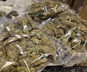 Policja zatrzymała recydywistę z narkotykami, bronią i milionem złotych!