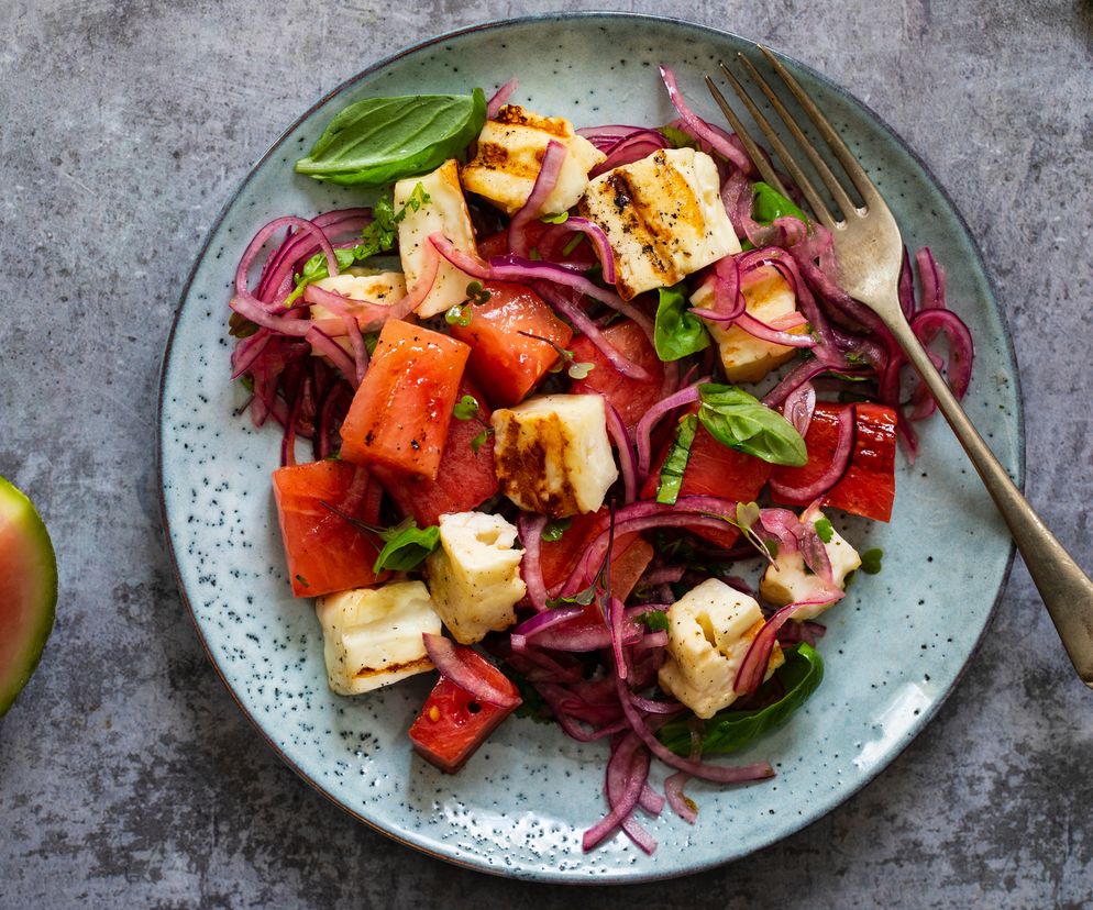 Arbuzowa sałatka z halloumi: obłędna sałatka grillowa 