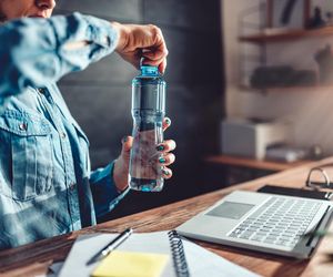 Pijesz wodę do dna?  Eksperci ostrzegają: najgorszy jest nawyk, który większość z nas uważa za zdrowy