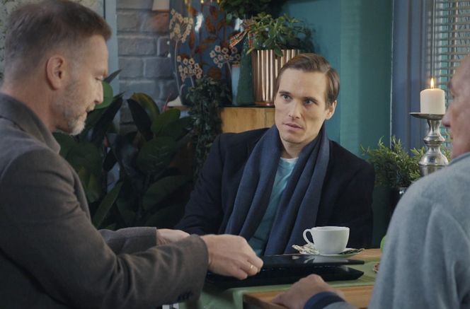 M jak miłość, odcinek 1853: Olek (Maurycy Popiel), Andrzej Budzyński (Krystian Wieczorek), Argasiński (Karol Strasburger)