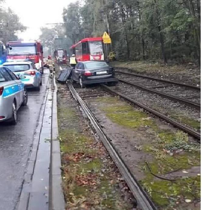 Katowice: Osobowe Audi zderzyło sie z tramwajem. Rozbity samochód zalega na torowisku. Są utrudnienia