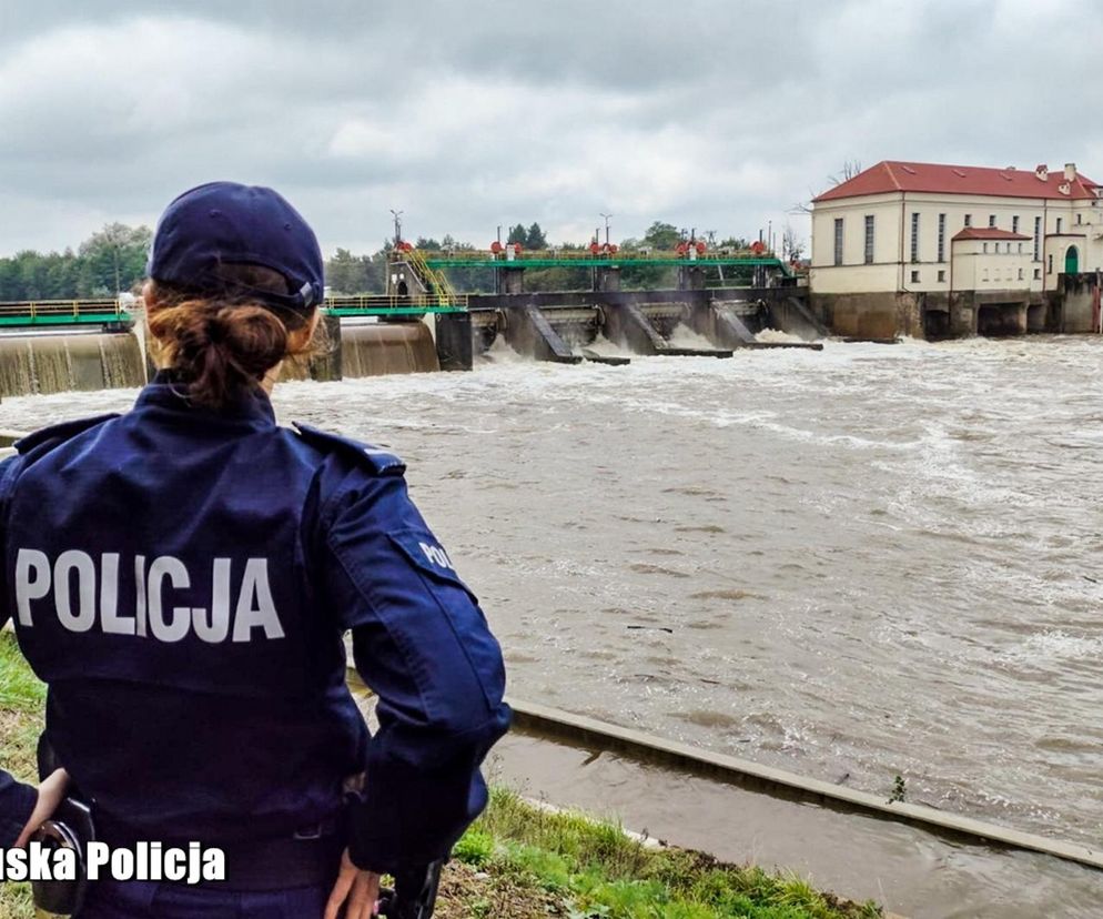 Rzeka Bóbr w Żaganiu przekroczyła stan alarmowy. Jest pilny apel policji